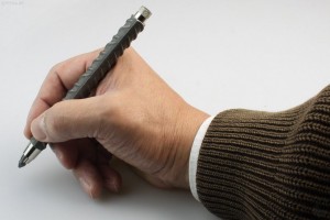 Der Stift aus echem Baustahl liegt angenehm schwer in der Hand.